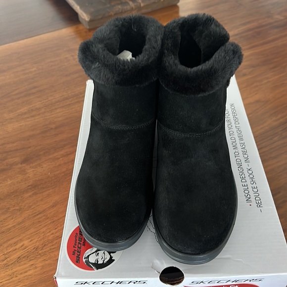 Brand new in box Skechers Arch Fit Black Boots with a wedge - Picture 2 of 6